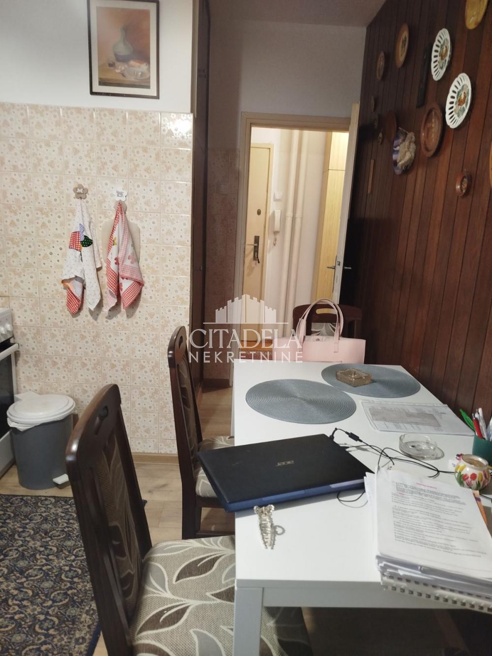 Stan na prodaju u Beogradu, Kanarevo brdo, jednoiposoban, 43m2, cena 100000 evra