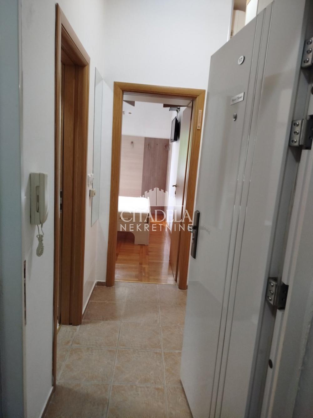 Stan na prodaju u Beogradu, Rakovica, jednoiposoban, 35m2, cena 67000 evra
