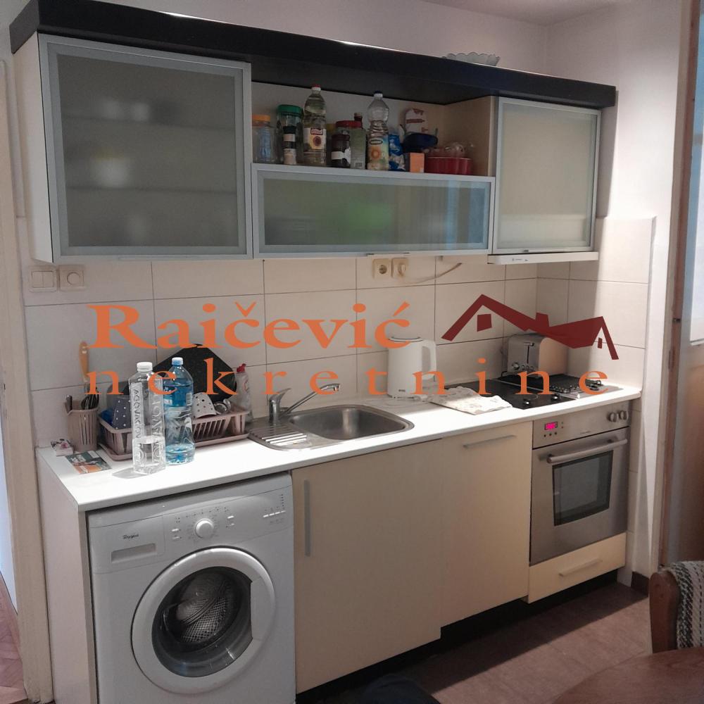 Stan na prodaju u Beogradu, Cvetni trg, trosoban, 65m2, cena 265000 evra