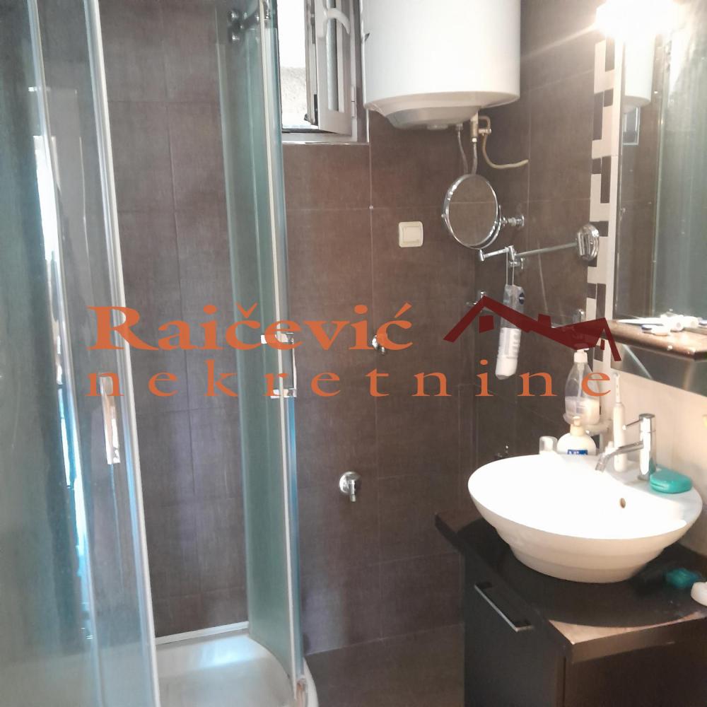 Stan na prodaju u Beogradu, Cvetni trg, trosoban, 65m2, cena 265000 evra