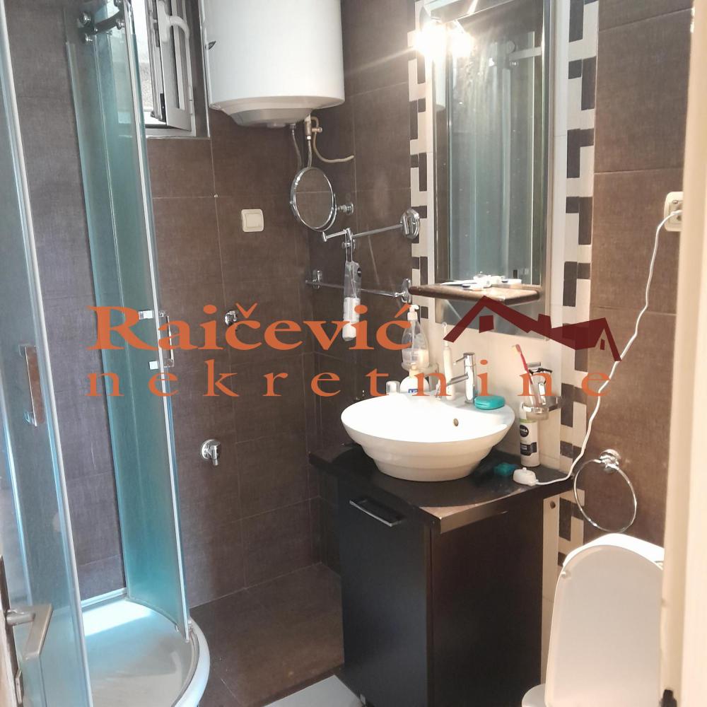 Stan na prodaju u Beogradu, Cvetni trg, trosoban, 65m2, cena 265000 evra