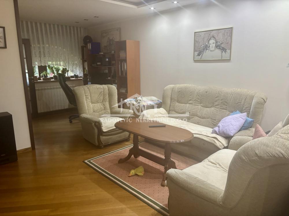 Stan na prodaju u Beogradu, Petlovo brdo, 199m2, cena 227000 evra