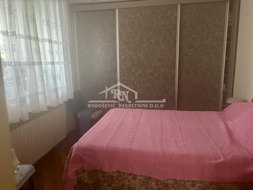 Stan na prodaju u Beogradu, Petlovo brdo, 199m2, cena 227000 evra