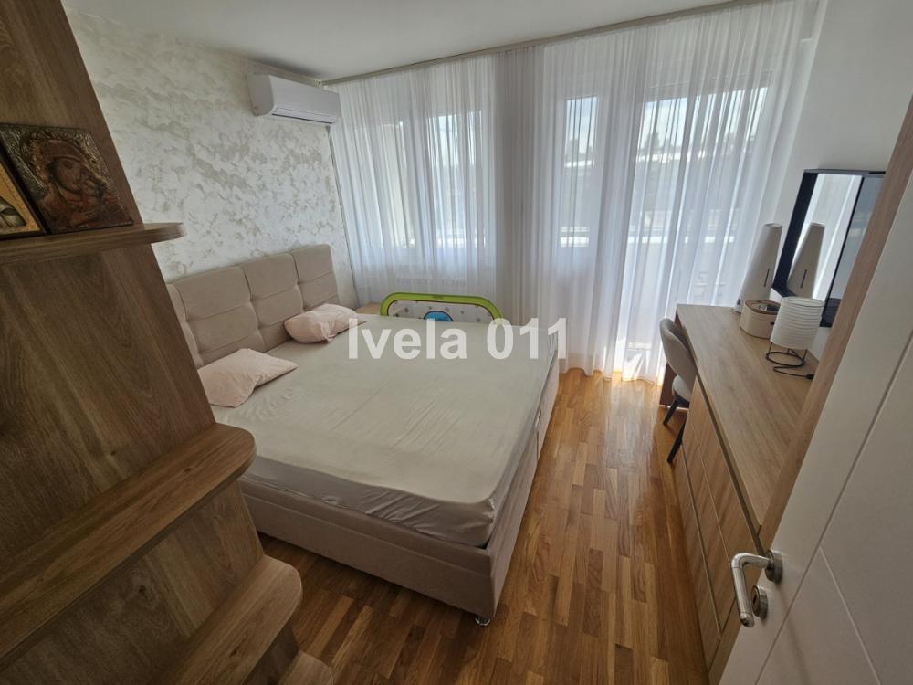 Stan na prodaju u Beogradu, Novi Beograd blok 21 (10. gimnazija), dvoiposoban, 63m2, cena 265000 evra