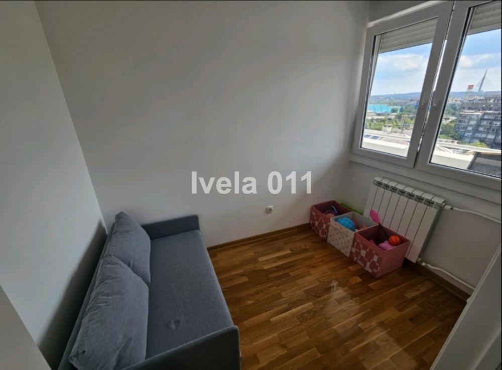 Stan na prodaju u Beogradu, Novi Beograd blok 21 (10. gimnazija), dvoiposoban, 63m2, cena 265000 evra