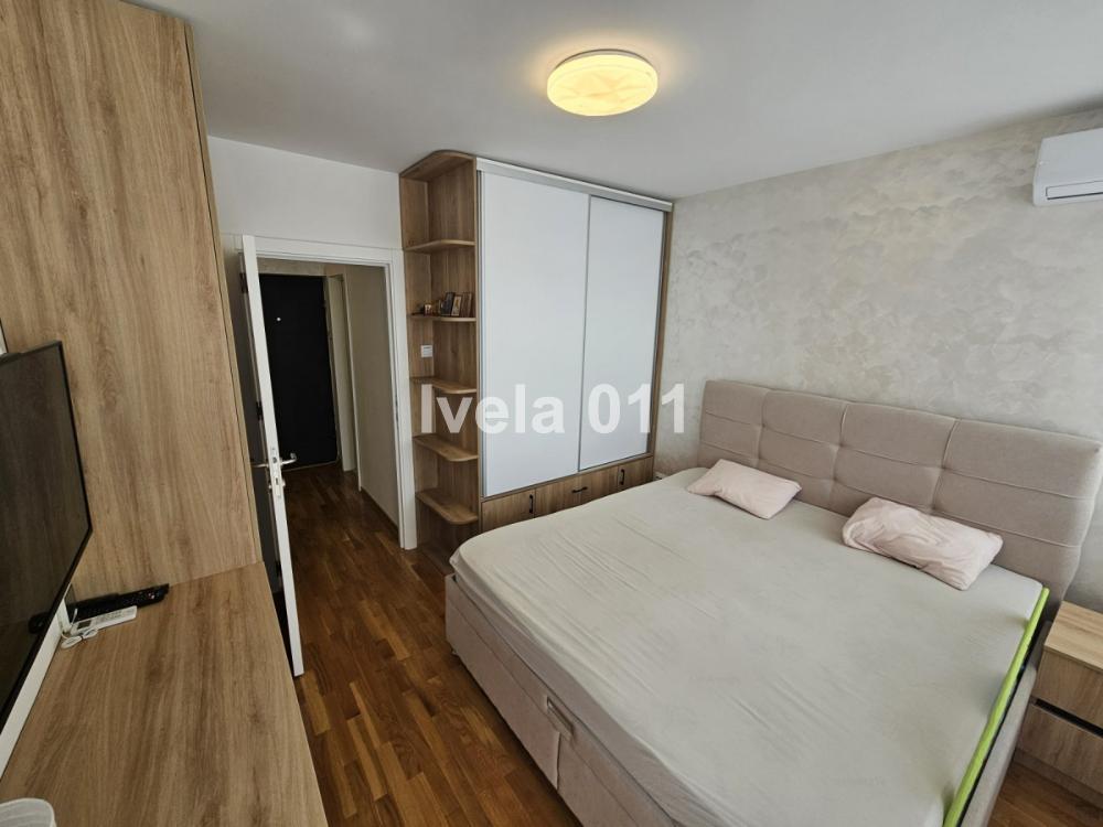 Stan na prodaju u Beogradu, Novi Beograd blok 21 (10. gimnazija), dvoiposoban, 63m2, cena 265000 evra
