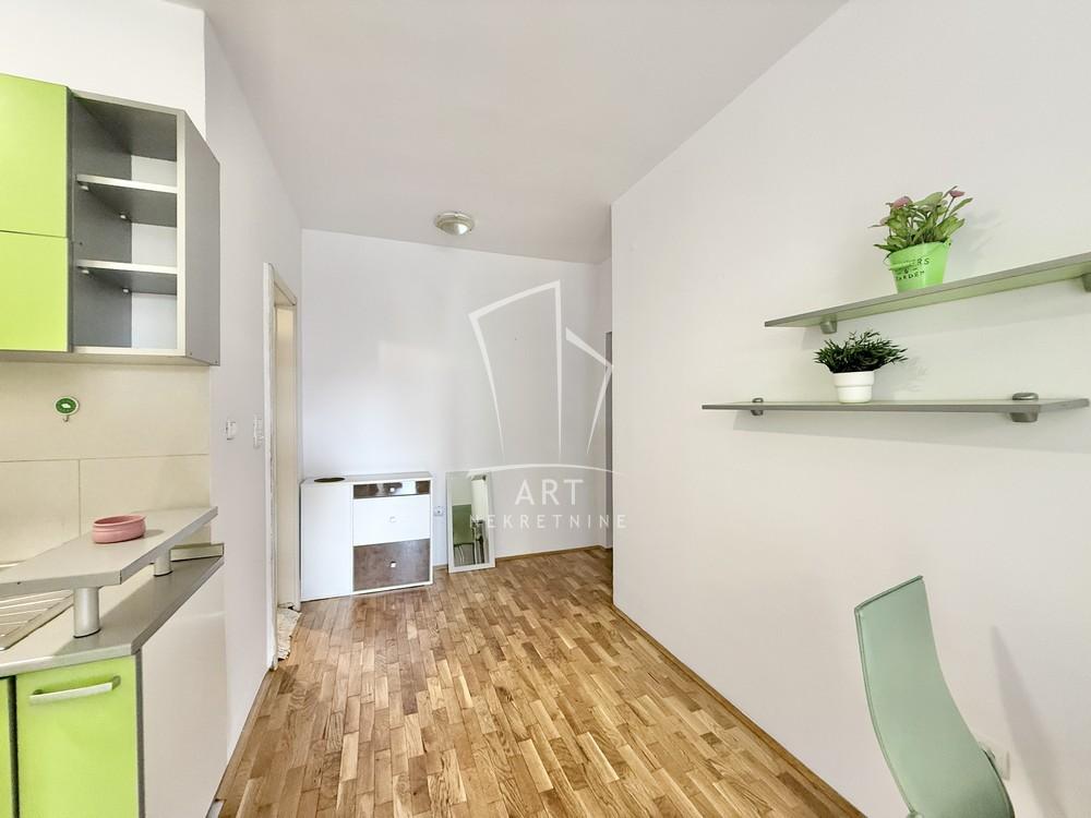 Stan na prodaju u Beogradu, Vračar, dvoiposoban, 38m2, cena 169000 evra