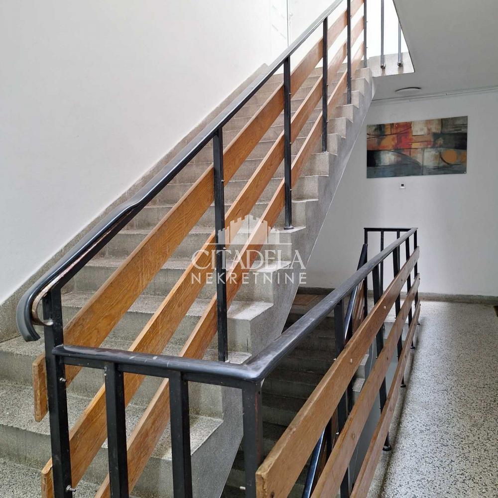 Stan na prodaju u Beogradu, Karaburma, jednoiposoban, 41m2, cena 102000 evra