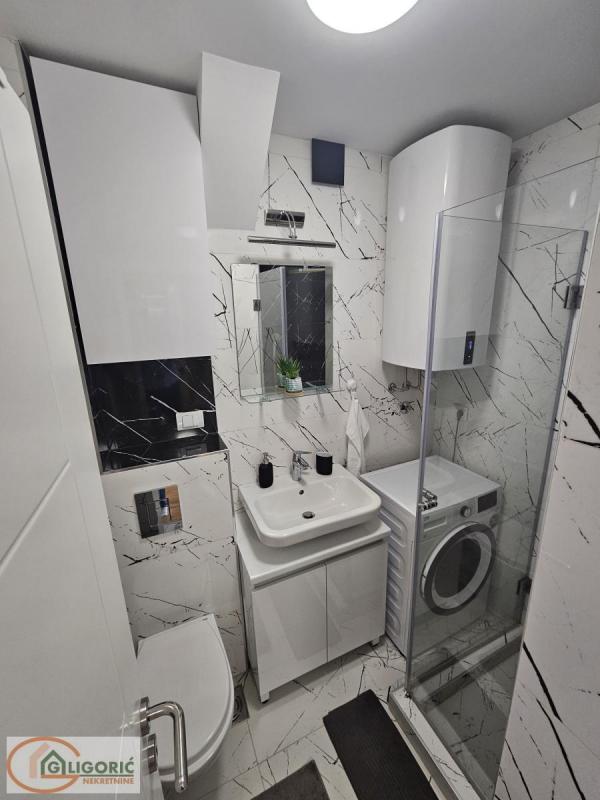 Stan na prodaju u Beogradu, Novi Beograd blok 21 (10. gimnazija), dvoiposoban, 63m2, cena 265000 evra
