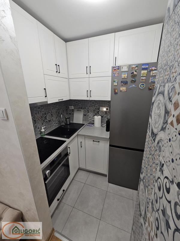 Stan na prodaju u Beogradu, Novi Beograd blok 21 (10. gimnazija), dvoiposoban, 63m2, cena 265000 evra