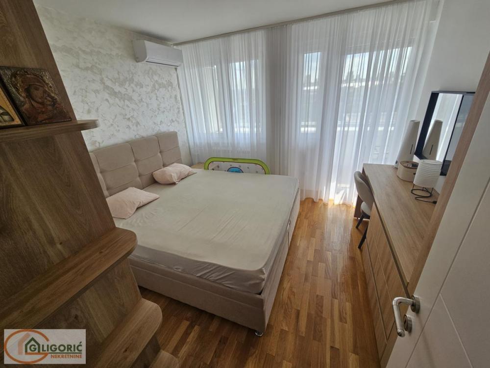 Stan na prodaju u Beogradu, Novi Beograd blok 21 (10. gimnazija), dvoiposoban, 63m2, cena 265000 evra