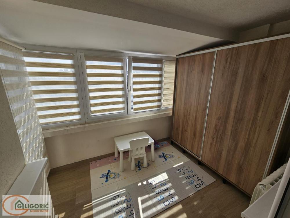 Stan na prodaju u Beogradu, Novi Beograd blok 21 (10. gimnazija), dvoiposoban, 63m2, cena 265000 evra