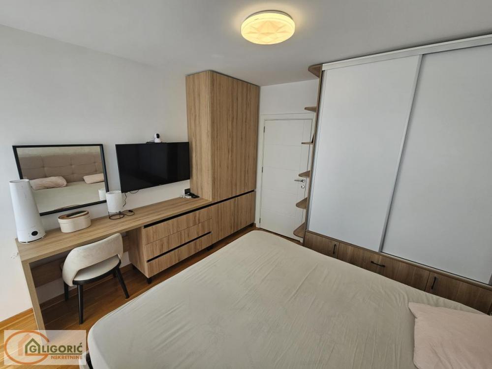Stan na prodaju u Beogradu, Novi Beograd blok 21 (10. gimnazija), dvoiposoban, 63m2, cena 265000 evra
