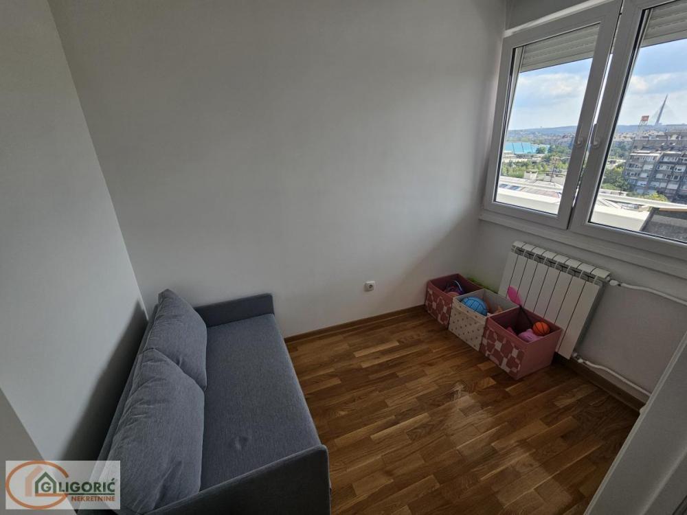 Stan na prodaju u Beogradu, Novi Beograd blok 21 (10. gimnazija), dvoiposoban, 63m2, cena 265000 evra