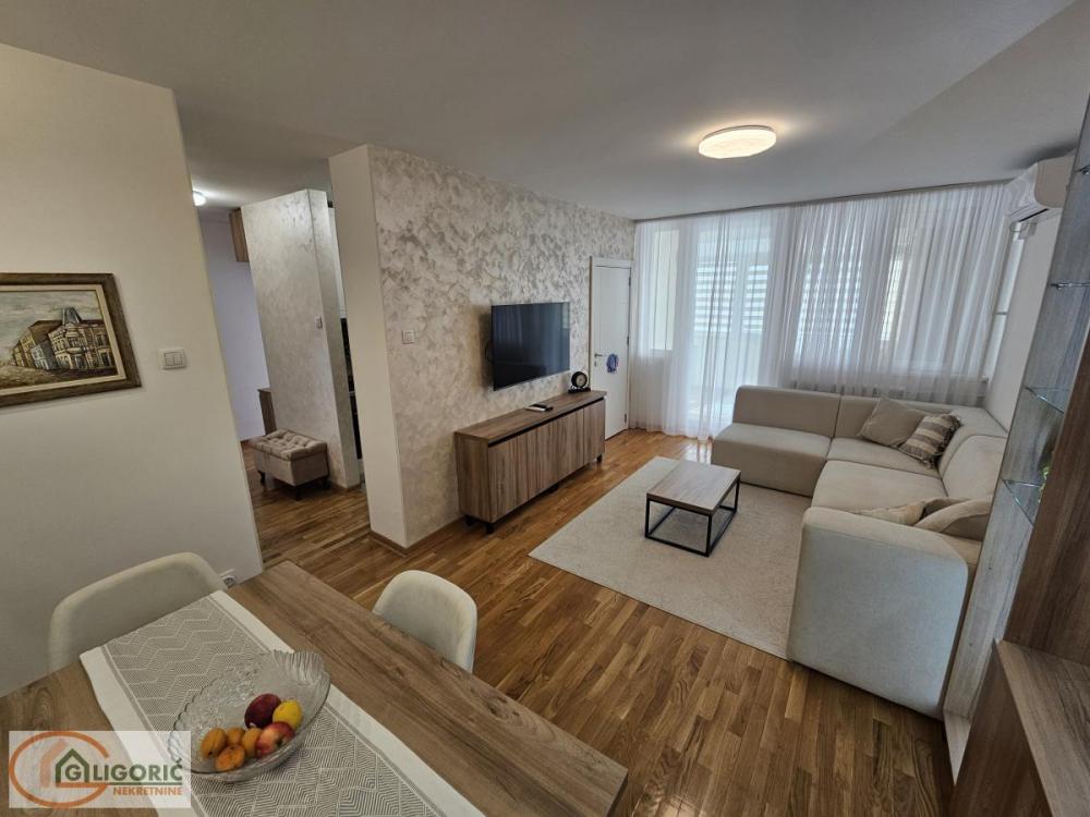 Stan na prodaju u Beogradu, Novi Beograd blok 21 (10. gimnazija), dvoiposoban, 63m2, cena 265000 evra
