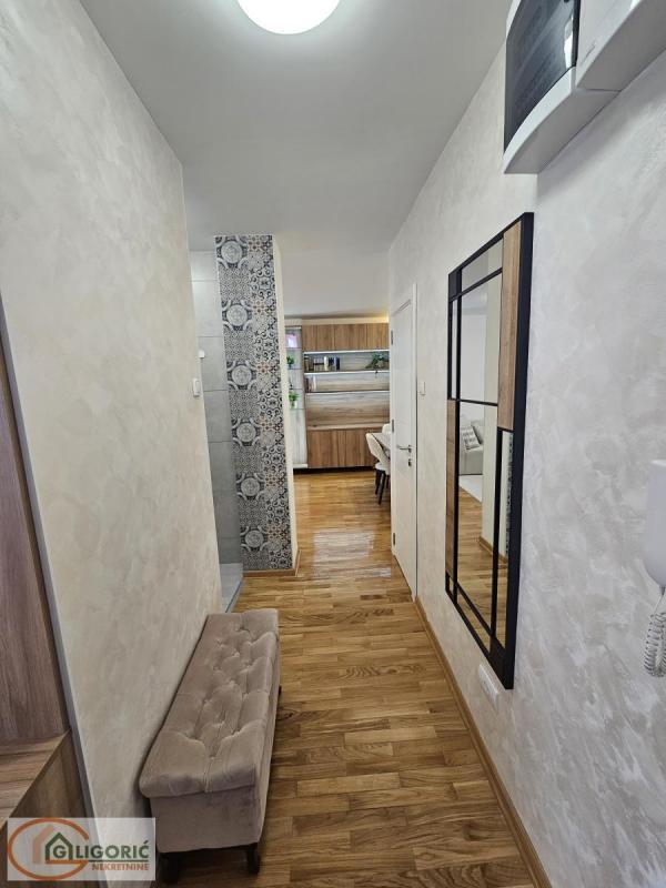 Stan na prodaju u Beogradu, Novi Beograd blok 21 (10. gimnazija), dvoiposoban, 63m2, cena 265000 evra