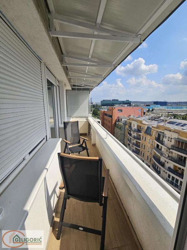 Stan na prodaju u Beogradu, Novi Beograd blok 21 (10. gimnazija), dvoiposoban, 63m2, cena 265000 evra