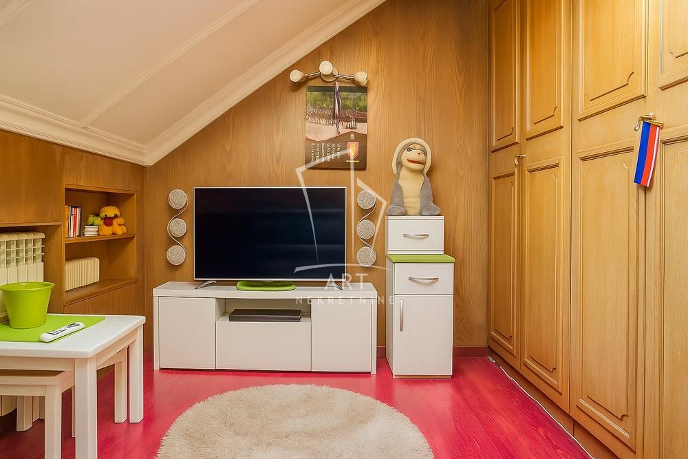 Stan na prodaju u Beogradu, Zemun, cetvorosoban, 64m2, cena 280000 evra