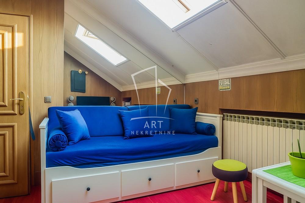 Stan na prodaju u Beogradu, Zemun, cetvorosoban, 64m2, cena 280000 evra