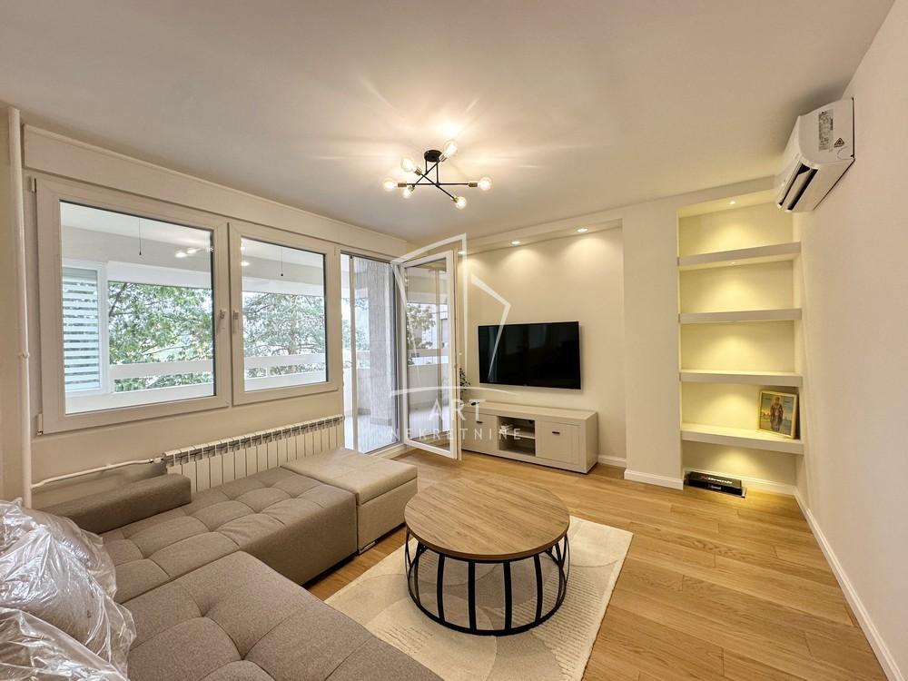 Stan na prodaju u Beogradu, Novi Beograd, dvoiposoban, 63m2, cena 230000 evra