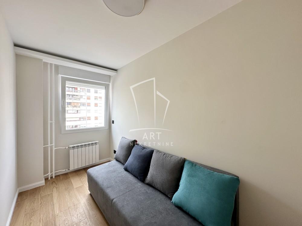 Stan na prodaju u Beogradu, Novi Beograd, dvoiposoban, 63m2, cena 230000 evra