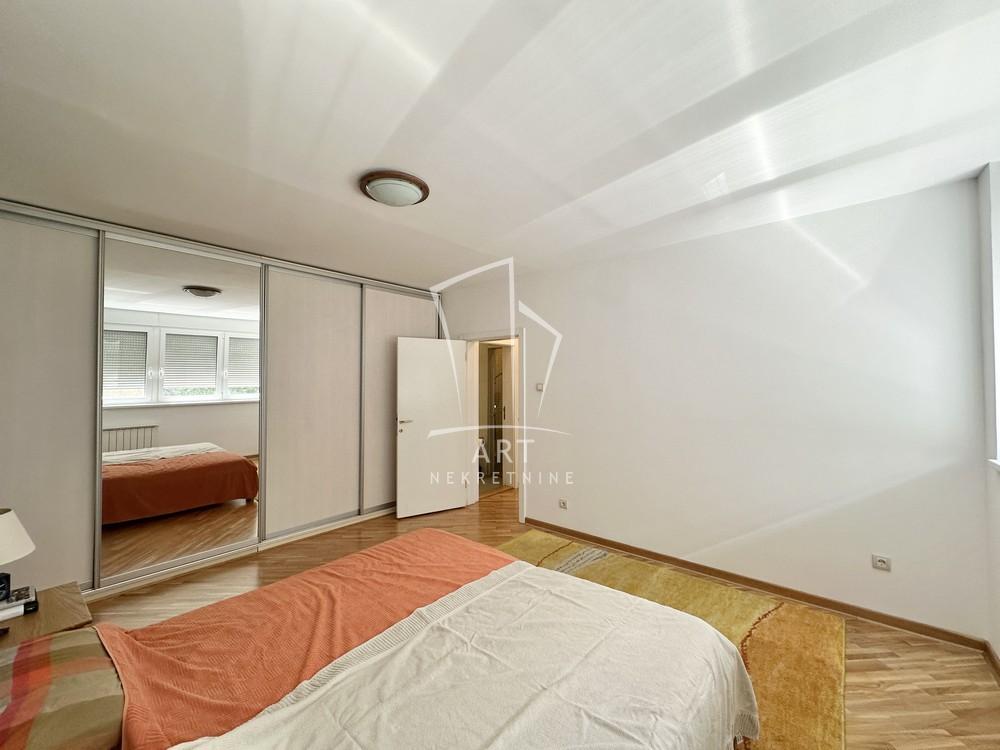 Stan na prodaju u Beogradu, Novi Beograd, cetvorosoban, 110m2, cena 490000 evra