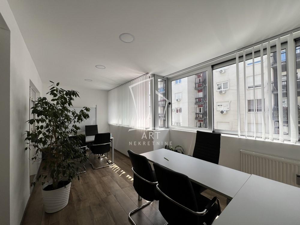 Stan na prodaju u Beogradu, Karaburma, trosoban, 62m2, cena 198000 evra