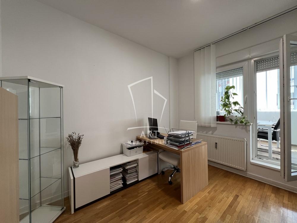 Stan na prodaju u Beogradu, Karaburma, trosoban, 62m2, cena 198000 evra