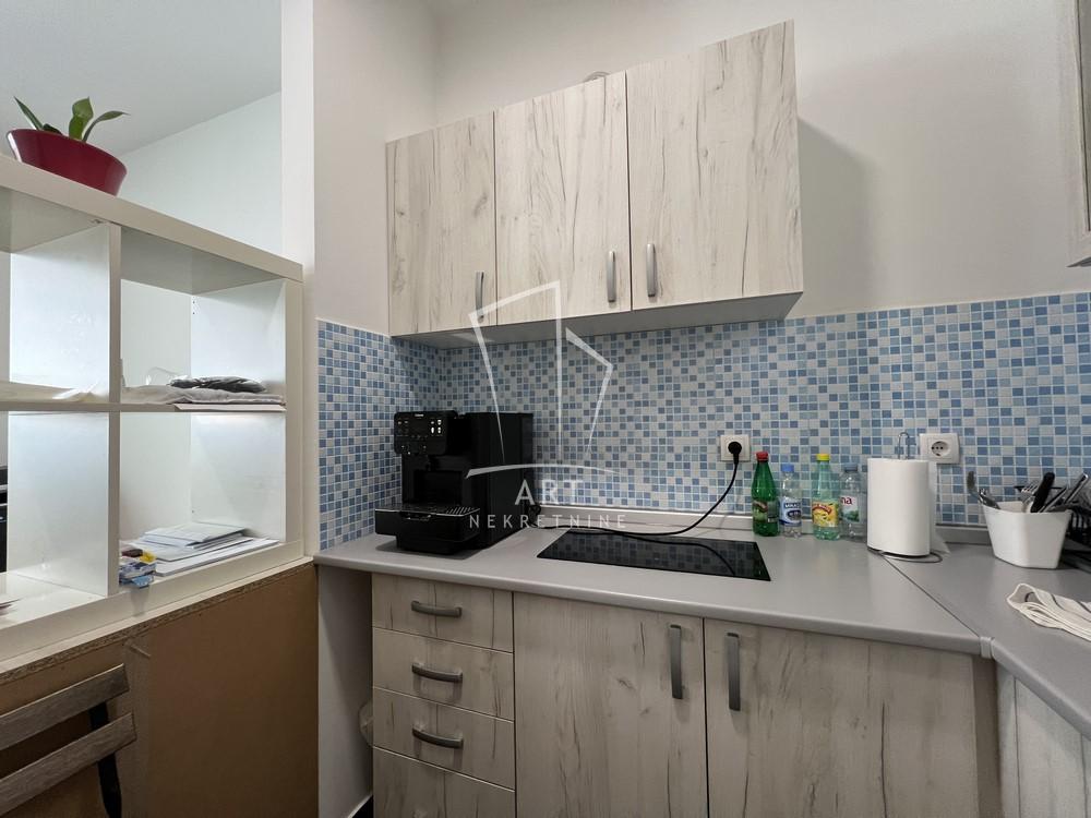 Stan na prodaju u Beogradu, Karaburma, trosoban, 62m2, cena 198000 evra