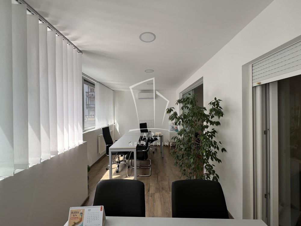 Stan na prodaju u Beogradu, Karaburma, trosoban, 62m2, cena 198000 evra