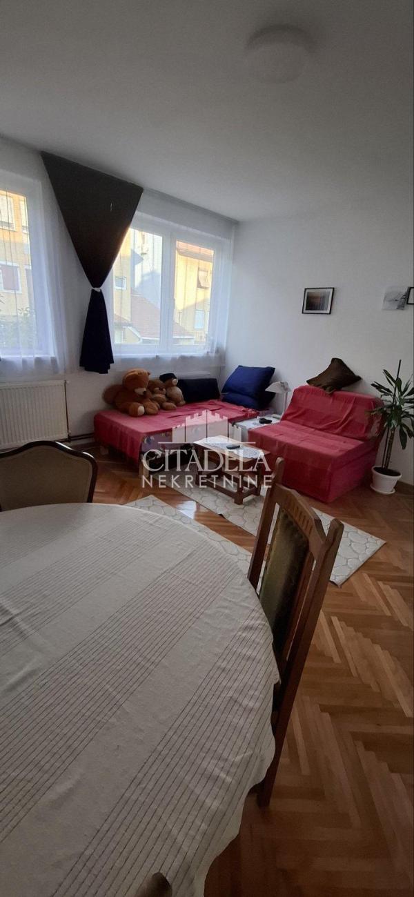 Stan na prodaju u Beogradu, Petlovo brdo, troiposoban, 84m2, cena 135000 evra