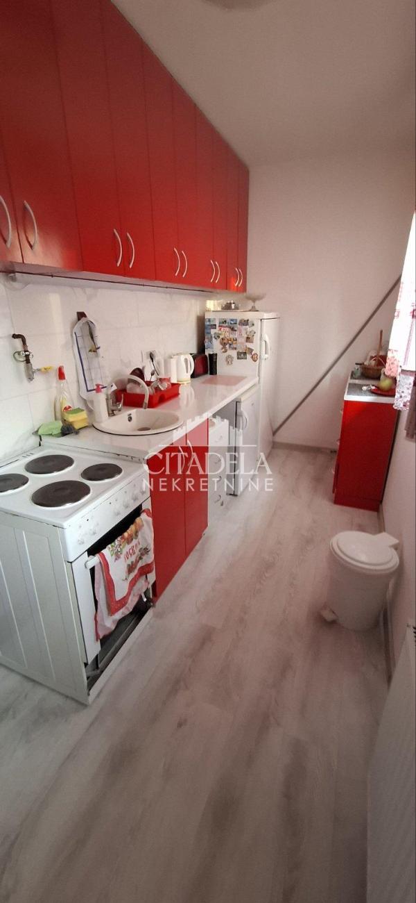 Stan na prodaju u Beogradu, Petlovo brdo, troiposoban, 84m2, cena 135000 evra