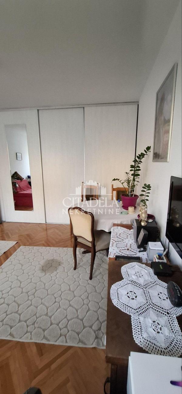 Stan na prodaju u Beogradu, Petlovo brdo, troiposoban, 84m2, cena 135000 evra