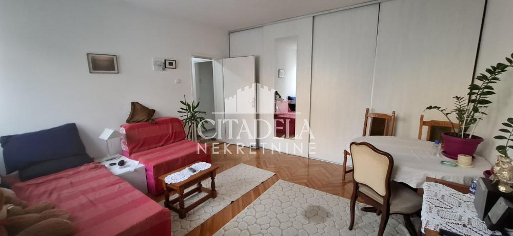 Stan na prodaju u Beogradu, Petlovo brdo, troiposoban, 84m2, cena 135000 evra