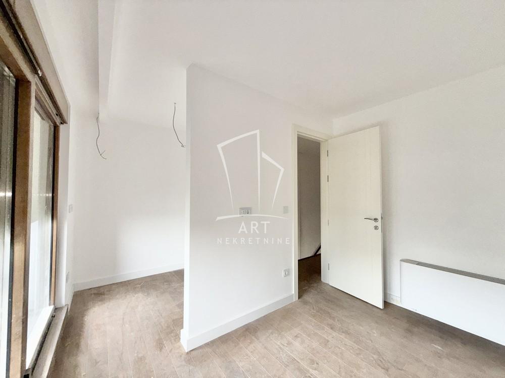 Stan na prodaju u Beogradu, Zemun, trosoban, 82m2, cena 329000 evra