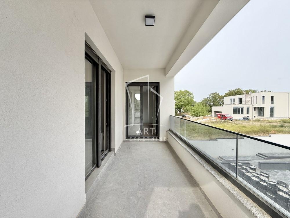 Stan na prodaju u Beogradu, Zemun, cetvorosoban, 118m2, cena 383500 evra