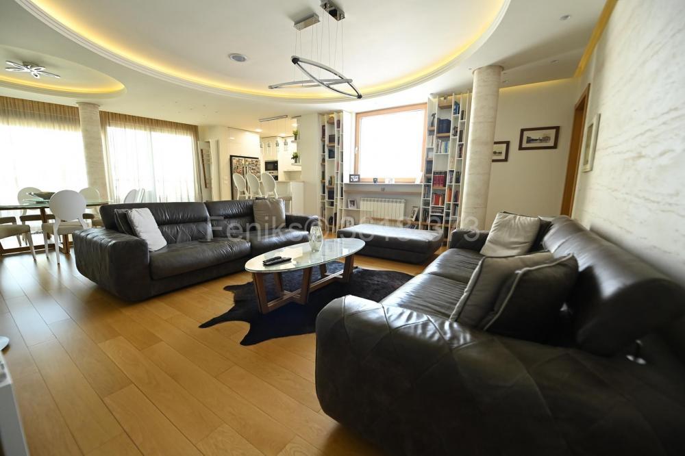 Stan na prodaju u Beogradu, Vukov spomenik, 400m2, cena 1080000 evra