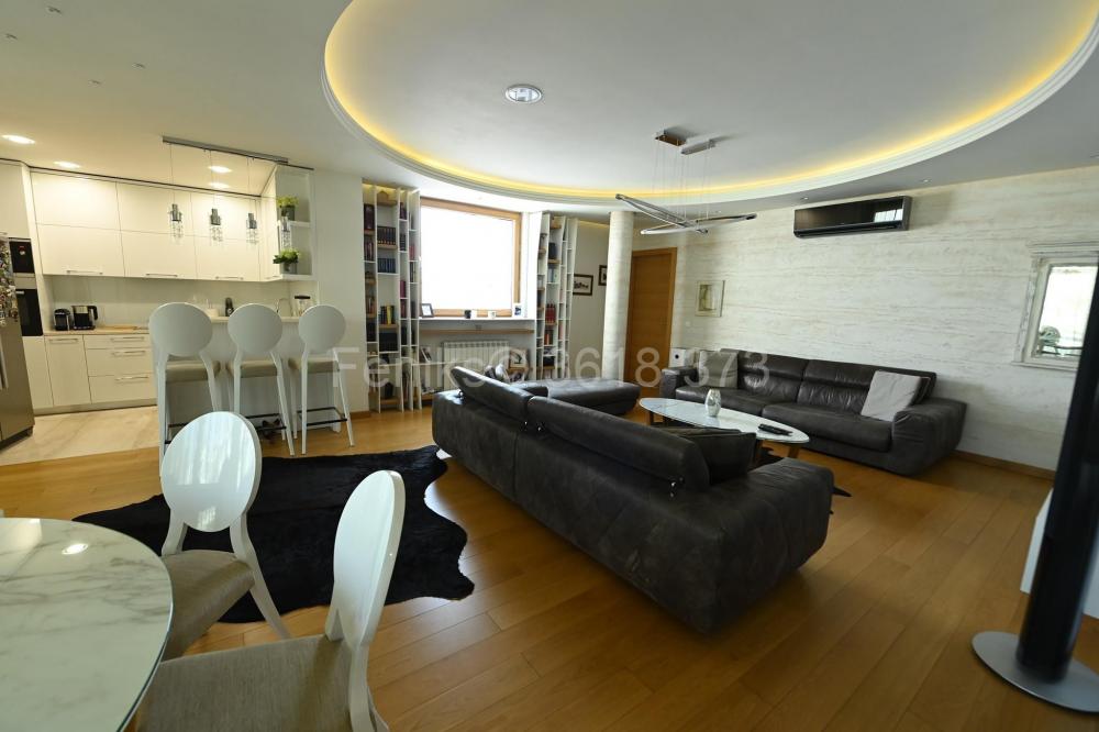 Stan na prodaju u Beogradu, Vukov spomenik, 400m2, cena 1080000 evra