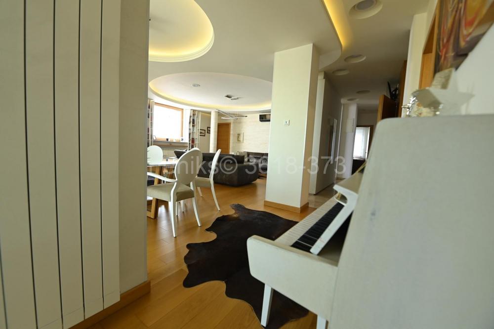 Stan na prodaju u Beogradu, Vukov spomenik, 400m2, cena 1080000 evra