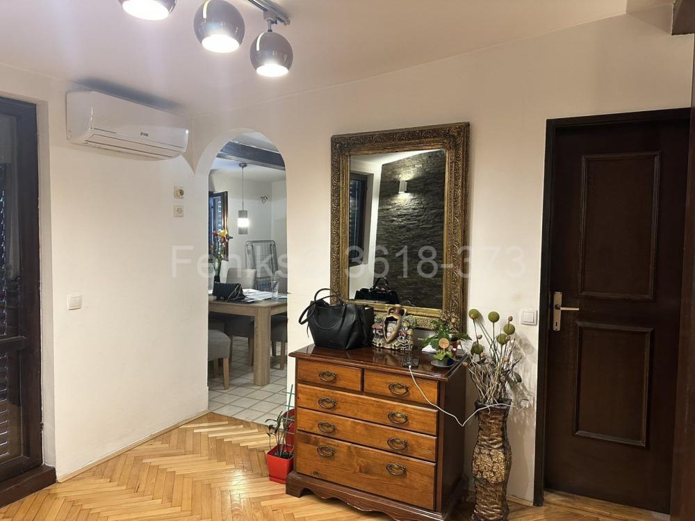 Stan na prodaju u Beogradu, Đeram pijaca, troiposoban, 81m2, cena 300000 evra