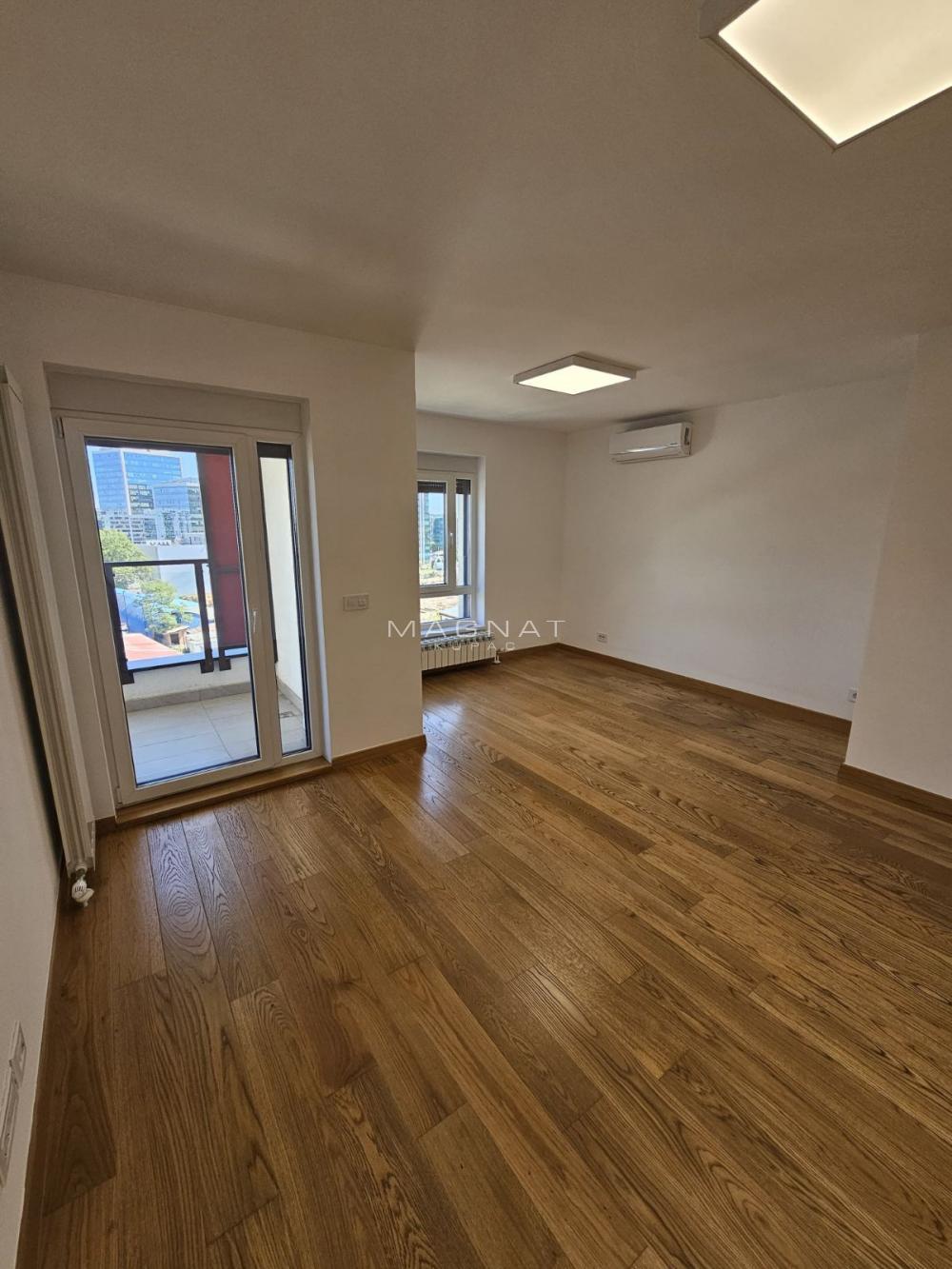 Stan na prodaju u Beogradu, Novi Beograd, troiposoban, 90m2, cena 320000 evra