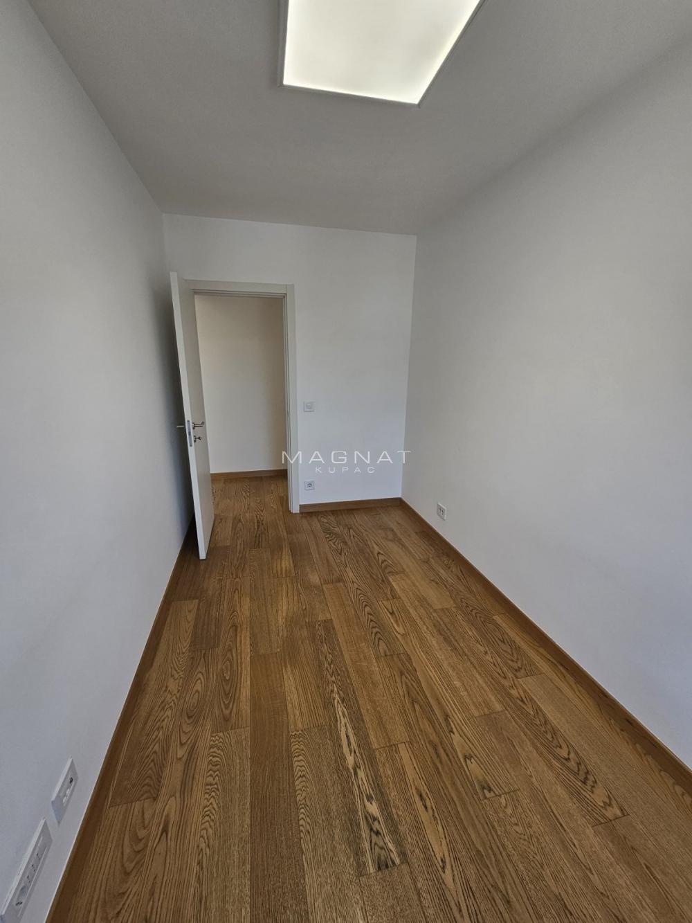Stan na prodaju u Beogradu, Novi Beograd, troiposoban, 90m2, cena 320000 evra