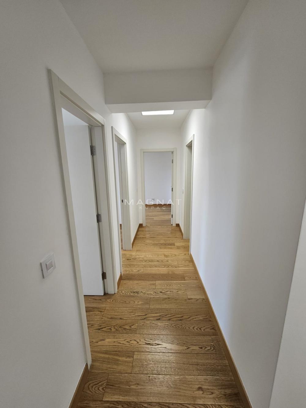 Stan na prodaju u Beogradu, Novi Beograd, troiposoban, 90m2, cena 320000 evra