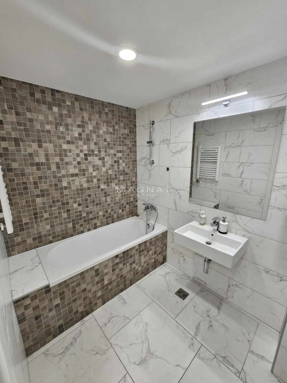 Stan na prodaju u Beogradu, Novi Beograd, troiposoban, 90m2, cena 320000 evra