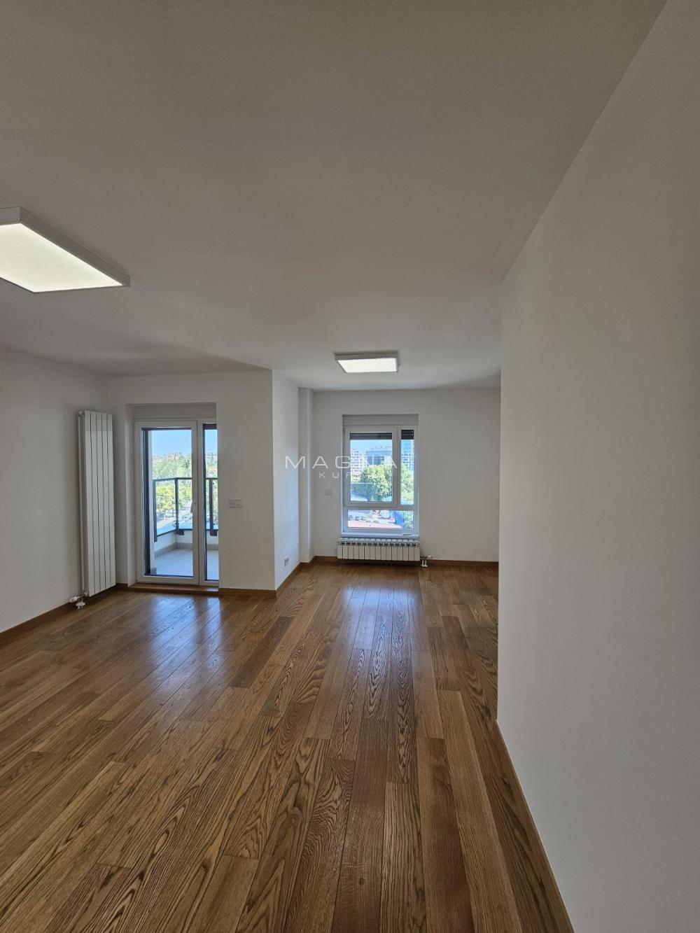 Stan na prodaju u Beogradu, Novi Beograd, troiposoban, 90m2, cena 320000 evra