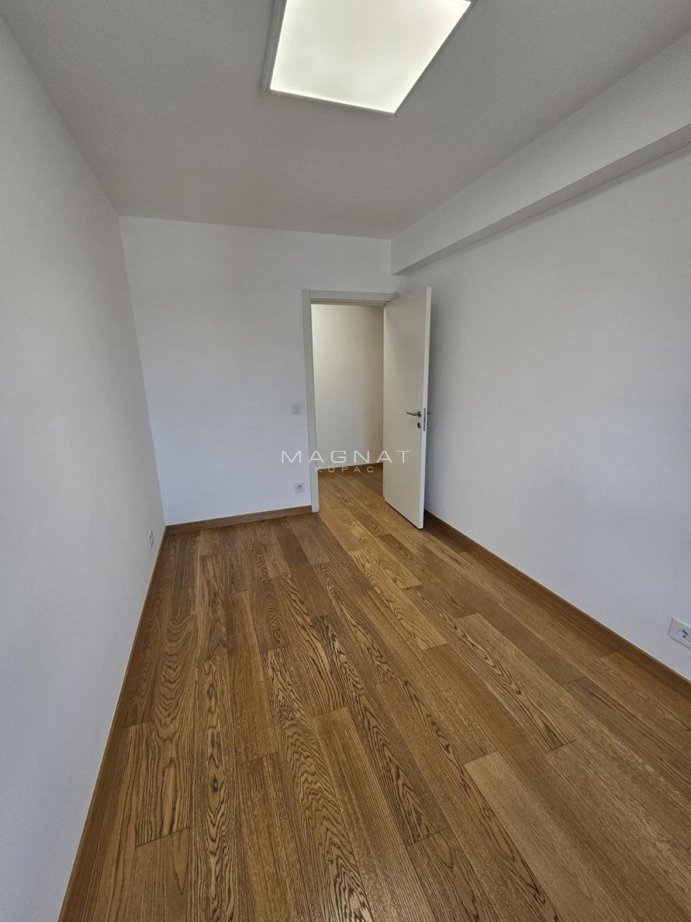 Stan na prodaju u Beogradu, Novi Beograd, troiposoban, 90m2, cena 320000 evra