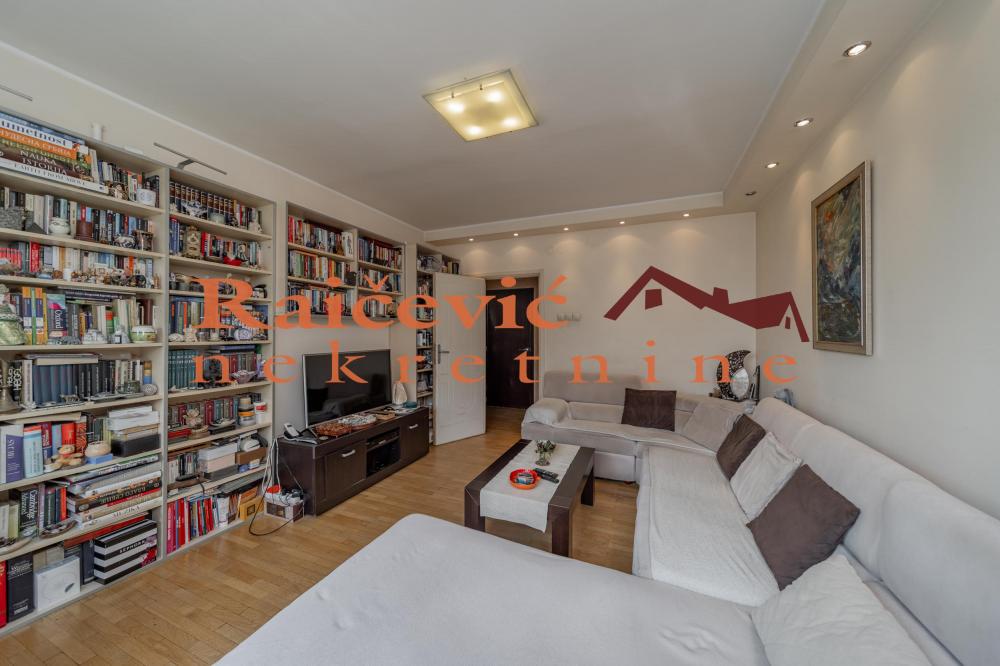 Stan na prodaju u Beogradu, Novi Beograd blok 23, dvoiposoban, 70m2, cena 260000 evra
