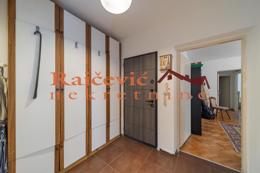 Stan na prodaju u Beogradu, Braće Jerković, trosoban, 71m2, cena 195000 evra