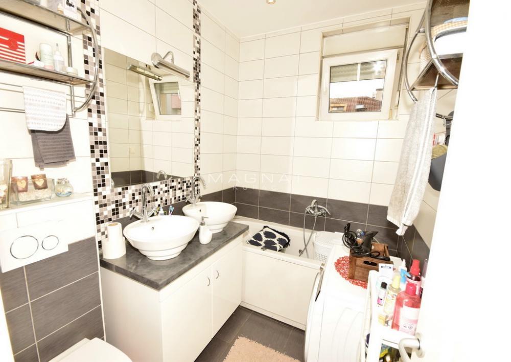 Stan na prodaju u Beogradu, Voždovac, trosoban, 70m2, cena 217000 evra