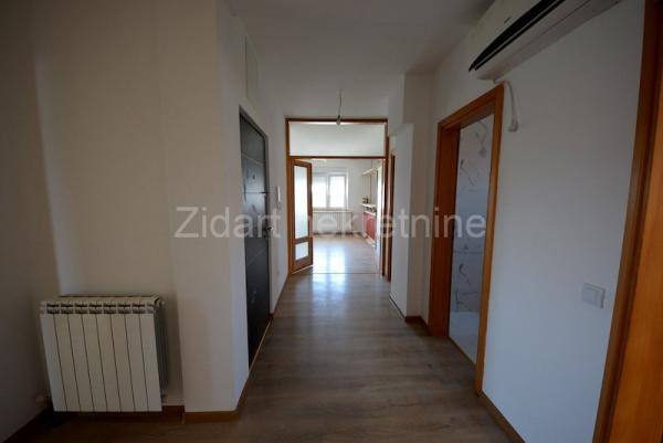 Stan na prodaju u Beogradu, Zemun polje, cetvorosoban, 112m2, cena 179200 evra